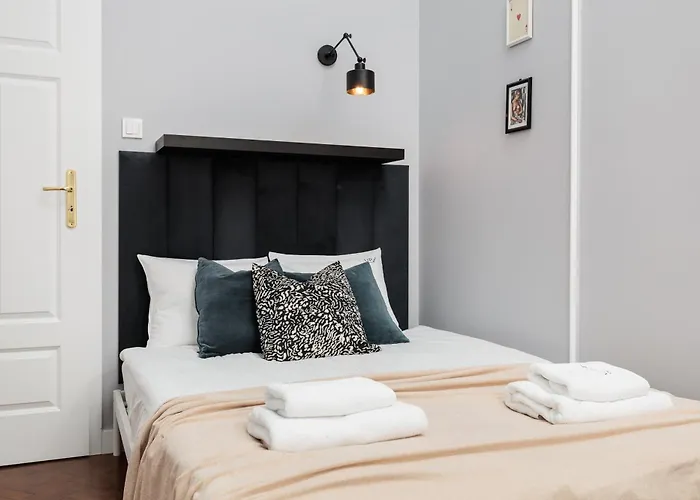 Spacious & Modern 6 Bedroom Apartment - Around The Main Market Square - By Upstairs