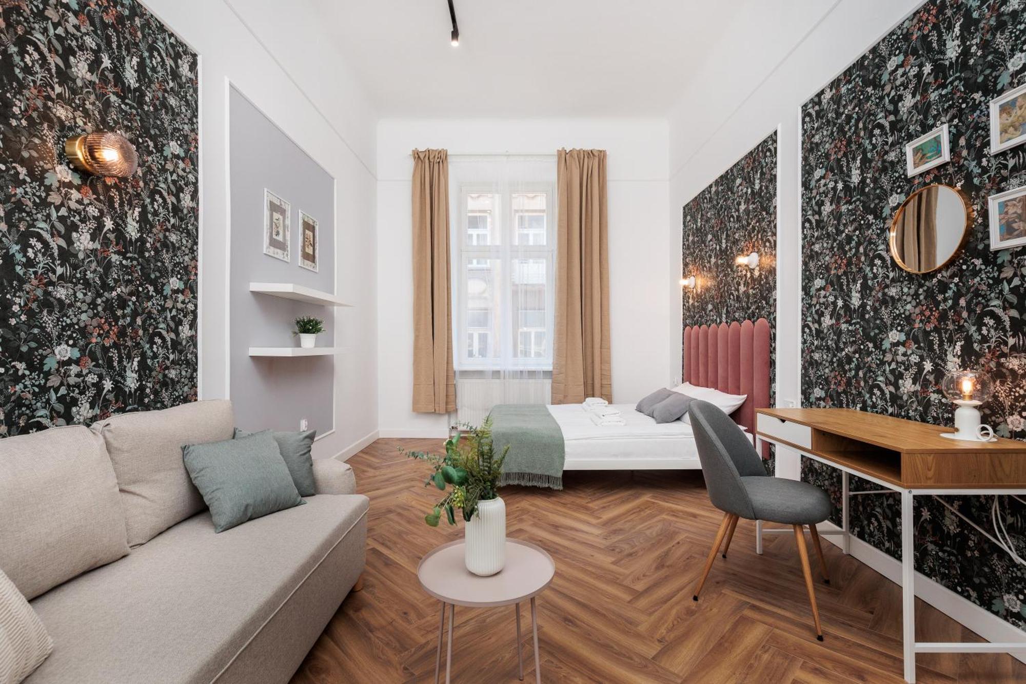 Spacious & Modern 6 Bedroom - Around The Main Market Square - By Upstairs Appartement *