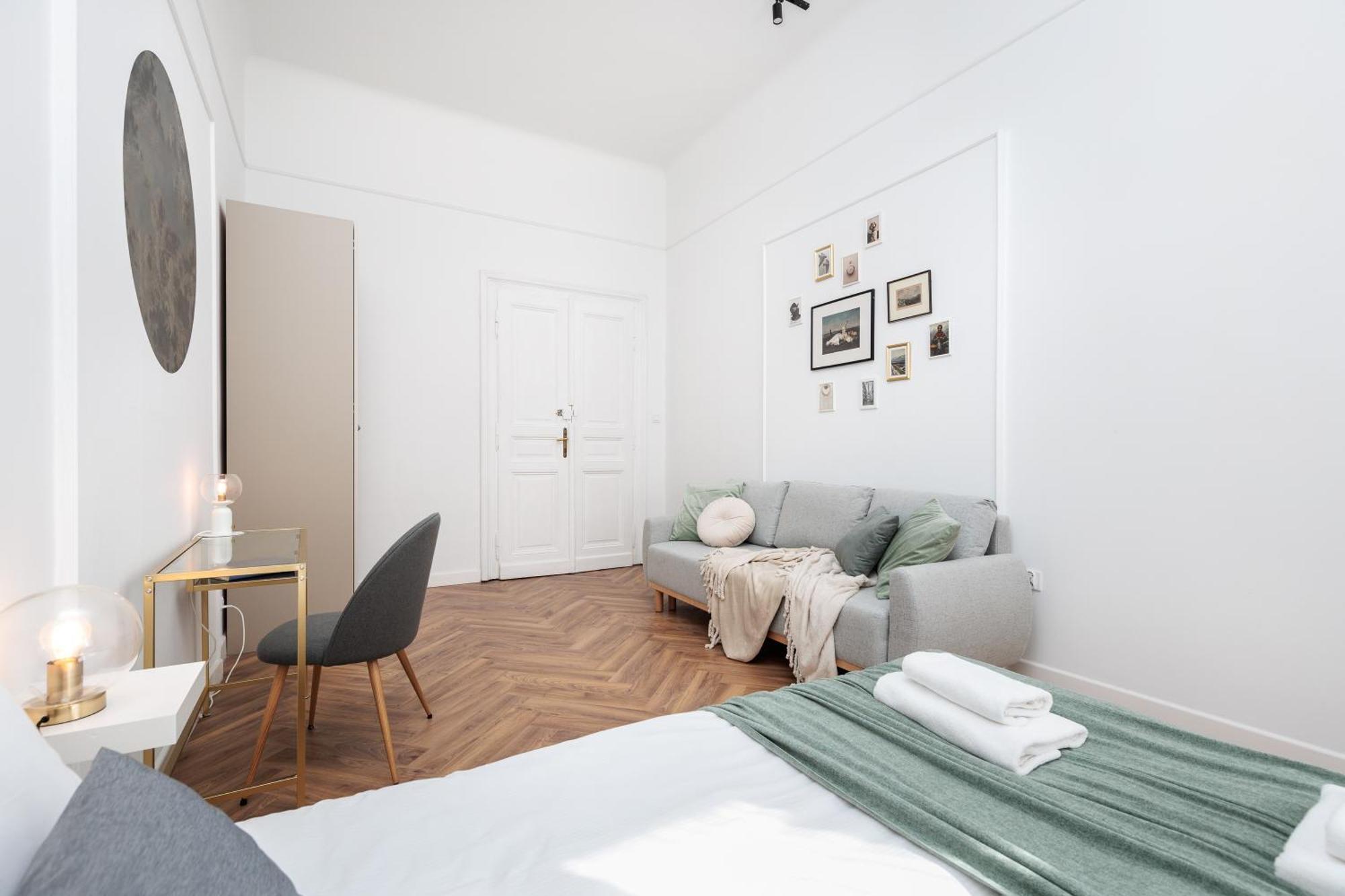 Spacious & Modern 6 Bedroom - Around The Main Market Square - By Upstairs Appartement