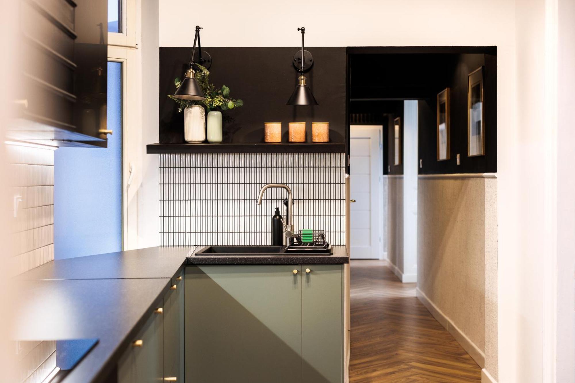 Spacious & Modern 6 Bedroom - Around The Main Market Square - By Upstairs Apartment